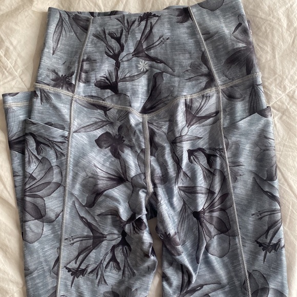 Athleta Legging Salutation Stash Pocket II Print 7/8 Legging - Picture 2 of 3